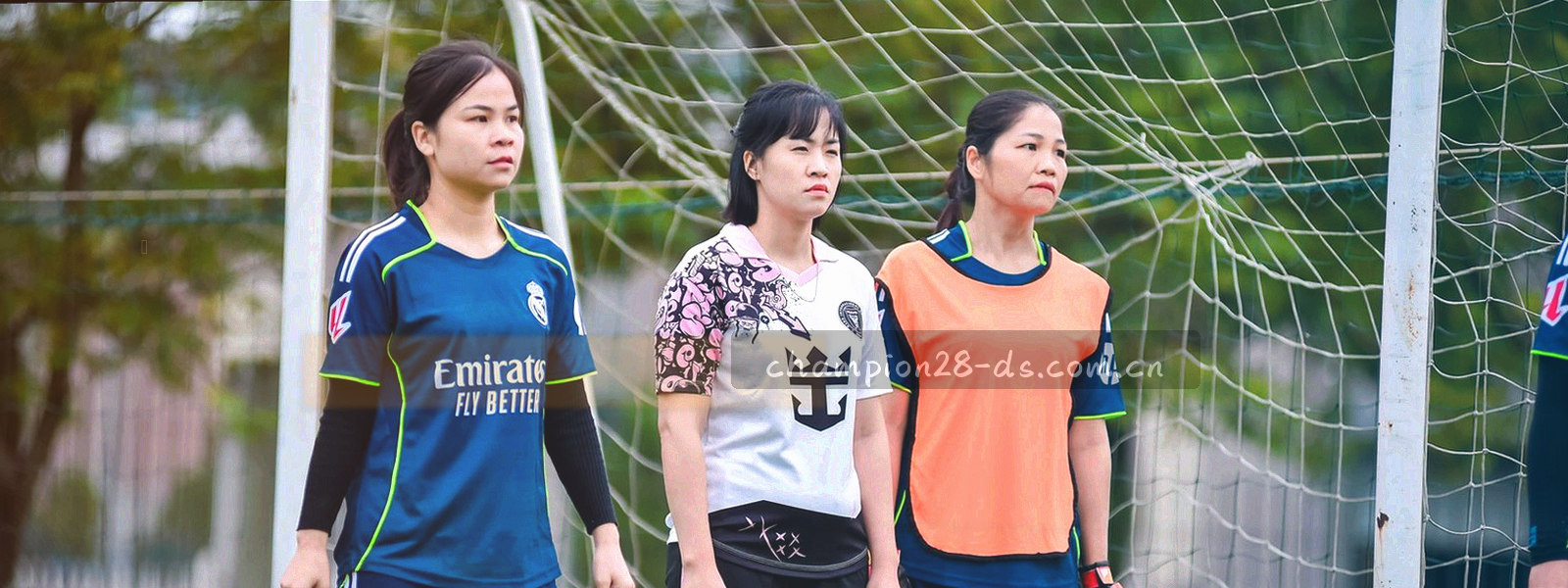 由密到疏的抽象信号波纹，深蓝底配青色渐变